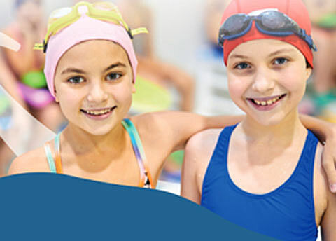 Photo de 2 enfants en maillot de bain à la piscine