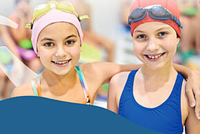 Photo de 2 enfants en maillot de bain à la piscine