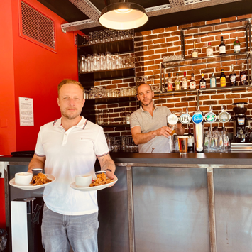 Photo des 2 chefs dans le restaurant