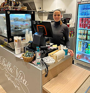 Estelle à la caisse du restaurant