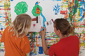 Deux enfants dessinant au musée Fernand Léger